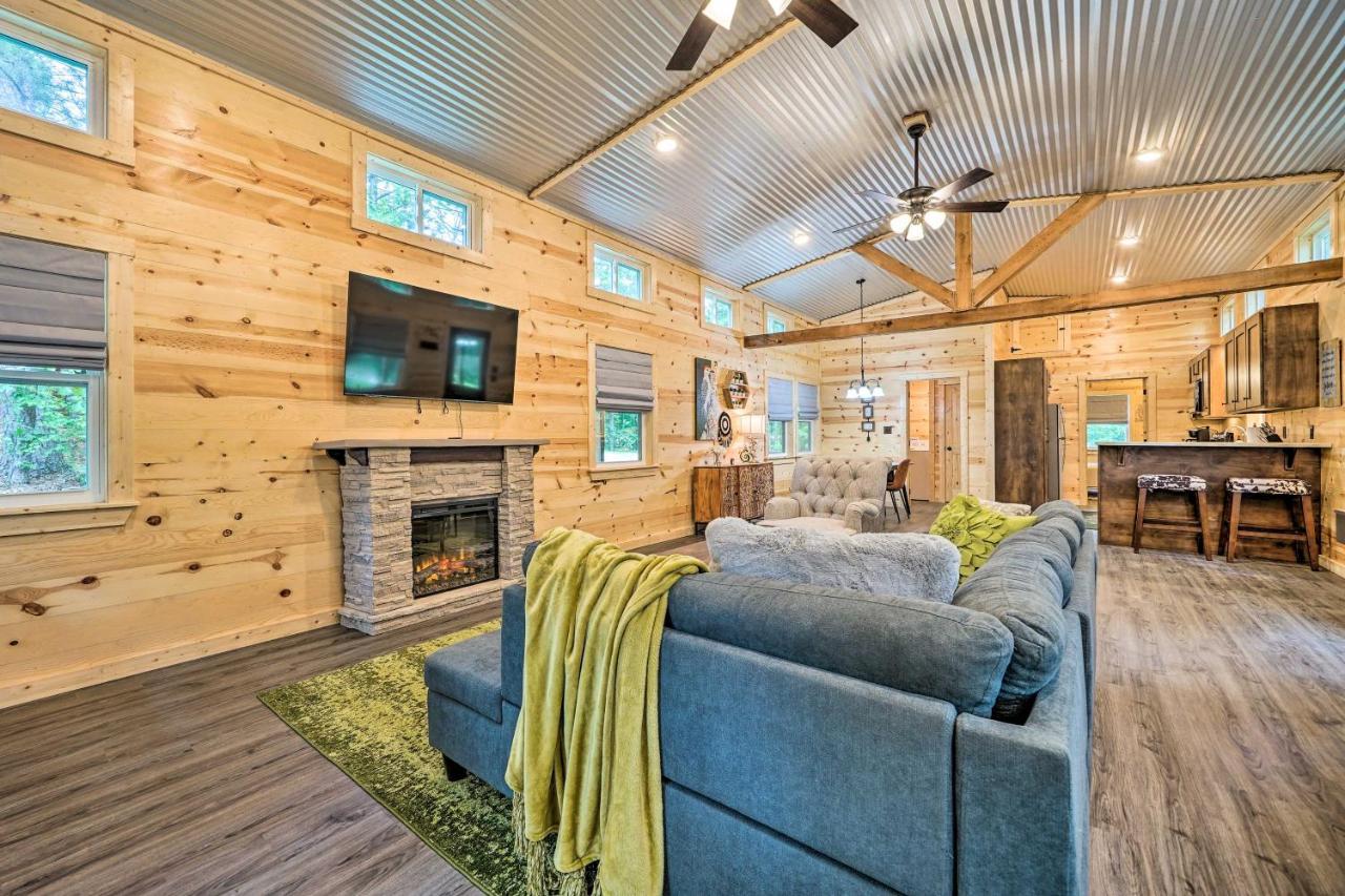 Stylish Cabin By Beavers Bend Hot Tub And Fire Pit Broken Bow Bagian luar foto