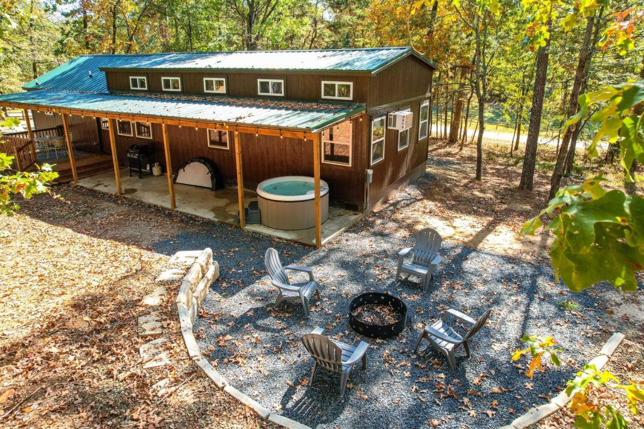 Stylish Cabin By Beavers Bend Hot Tub And Fire Pit Broken Bow Bagian luar foto