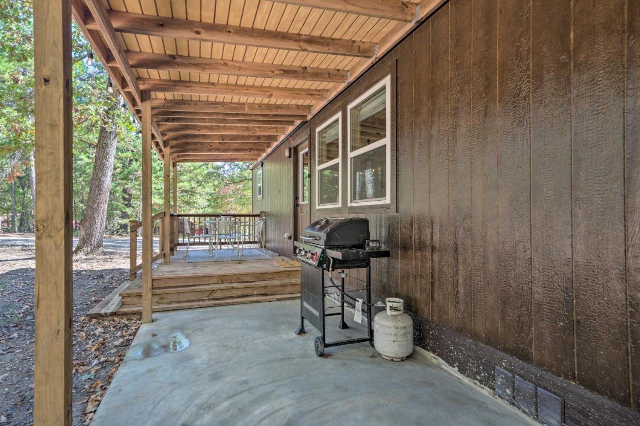 Stylish Cabin By Beavers Bend Hot Tub And Fire Pit Broken Bow Bagian luar foto